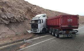 قیچی شدن تریلی 
